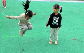 绳彩飞扬，跃动童年